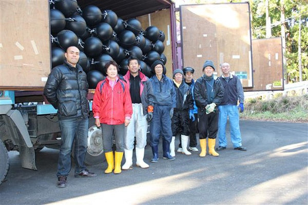石巻市雄勝桑浜の養殖組合へフロート(浮玉)500個をお届けしました