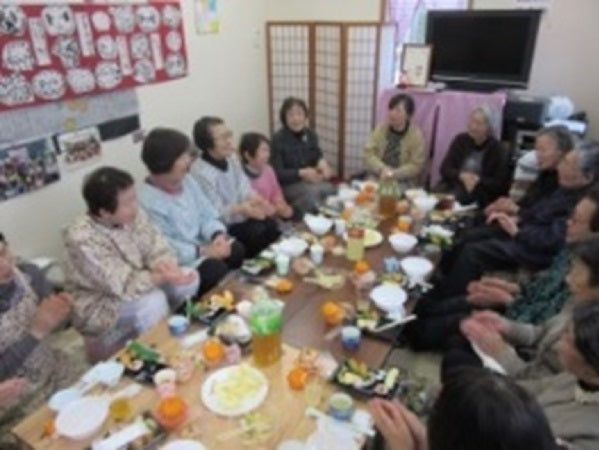 陸前高田市米崎中学校仮設住宅の敬老会へ食事などをお届けしました