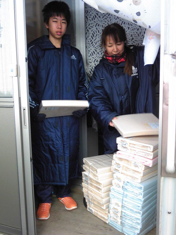 石巻市の仮設蛇田中央団地へシーツをお届けしました
