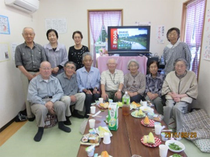 米崎中学校仮設住宅の皆さんへ食事や飲み物をお届けしました