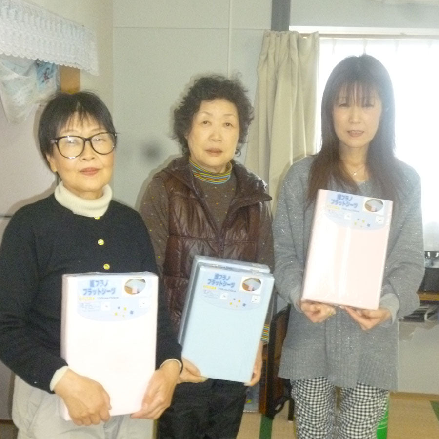 気仙沼市の仮設住宅へシーツをお届けしました
