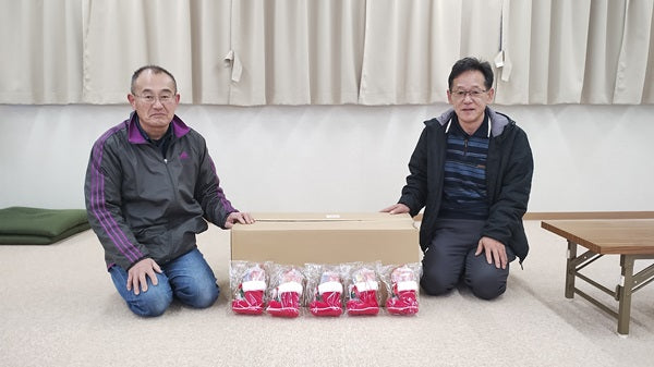 輪島市里町の里町第1団地へサンタの長靴(お菓子の詰め合わせ)をお届けしました