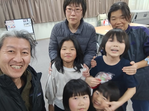 輪島市町野町の仮設住宅へサンタの長靴(お菓子の詰め合わせ)をお届けしました