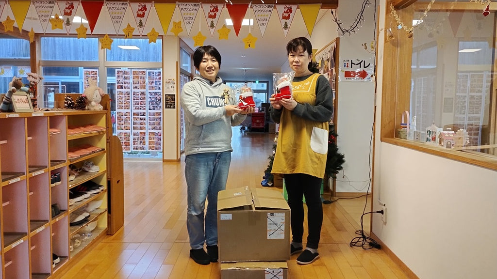 輪島市のかわい保育園へサンタの長靴(お菓子の詰め合わせ)をお届けしました