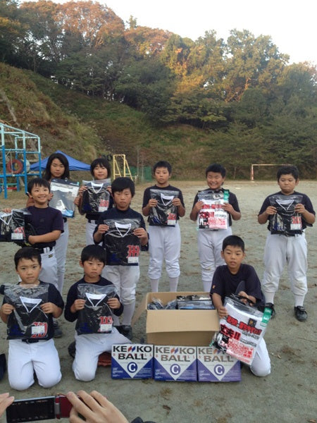 石巻牡鹿半島の少年野球チームにユニフォームなどをお届けしました