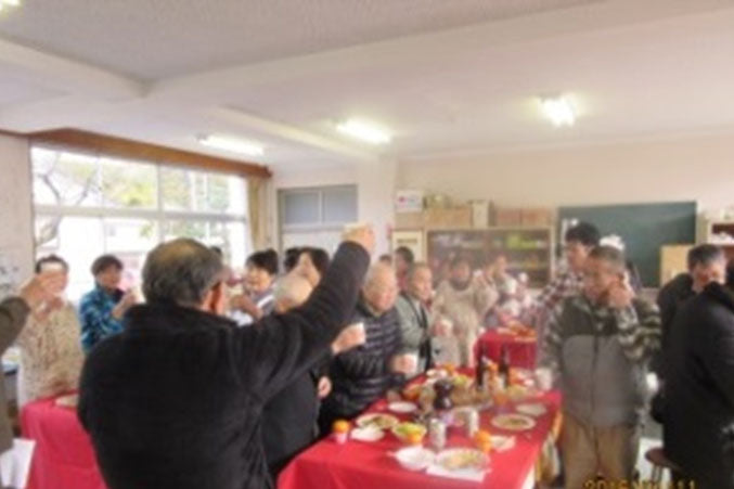 米崎中学校仮設住宅の皆さんへ食事や飲み物をお届けしました