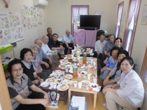 陸前高田市神田仮設団地の敬老会の皆さんへ食事や飲み物をお届けしました