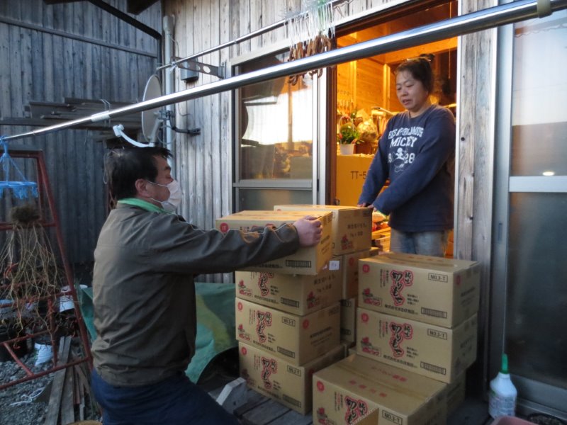 楢葉町などからの避難者が暮らすいわき市の仮設住宅へお餅をお届けしました