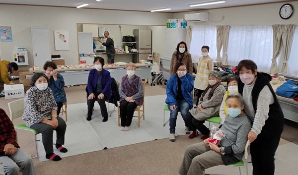 輪島市門前町の仮設住宅へサンタの長靴（お菓子の詰め合わせ）をお届けしました